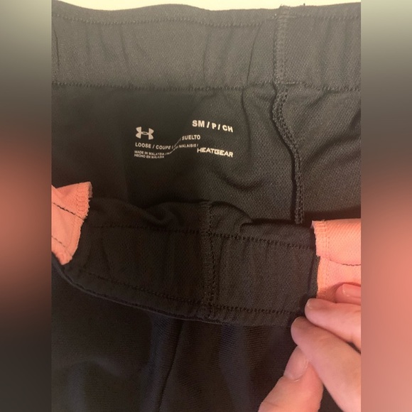 Under Armour Athletic Shorts in Black, Size Women’s Small - Picture 3 of 4